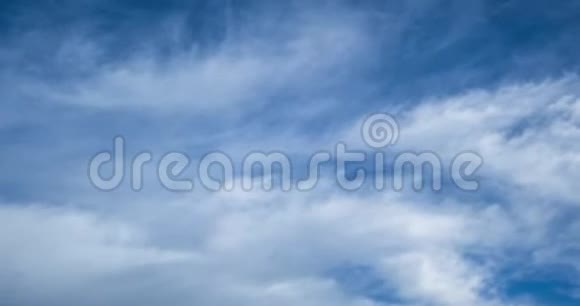 蓝色天空背景的时间推移有两层微小的卷云条纹天气晴朗多风天气视频的预览图