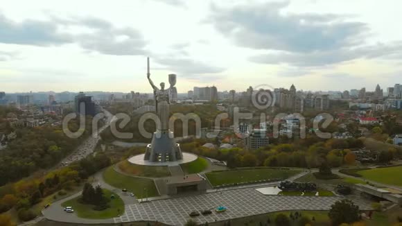 基辅祖国纪念碑正面视频的预览图