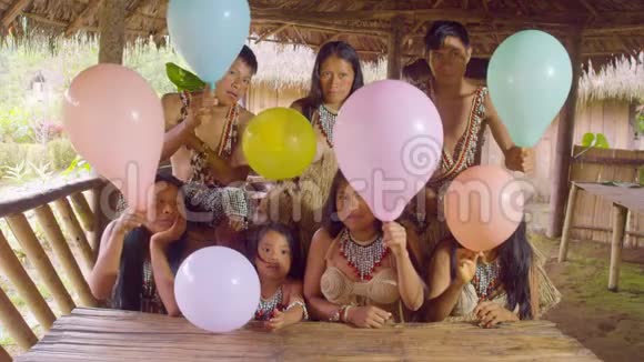 亚马逊土著游戏和释放五颜六色的气球视频的预览图