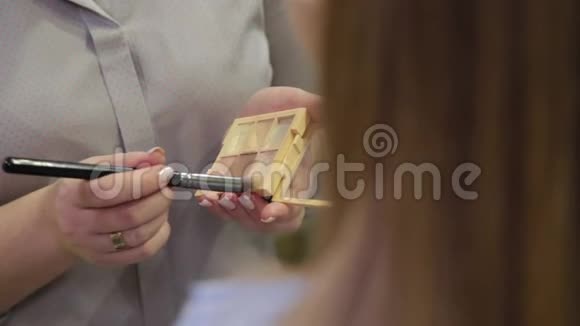 专业化妆师从调色板上刷油漆视频的预览图