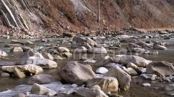 野山河流淌着石头巨石和石急流慢动作视频的预览图