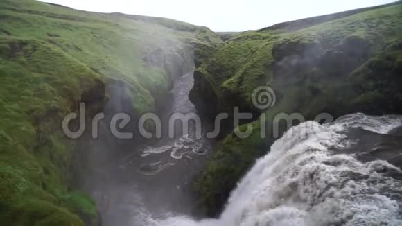 在冰岛美丽的平滑瀑布在徒步旅行小径Fimvorduhals在夜间缓慢运动视频的预览图