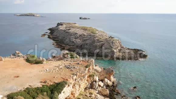 海角展现了地中海和小岛屿的壮丽景色塞浦路斯视频的预览图