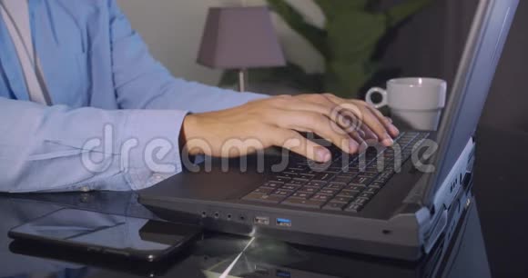 手在电脑键盘上打字商人在办公室里在笔记本电脑上工作特写镜头视频的预览图