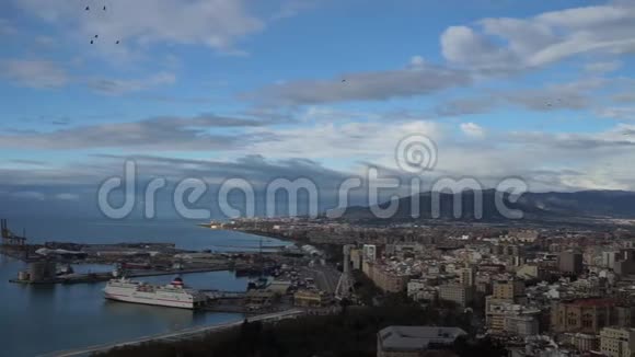 从山顶俯瞰马拉加城市景观和港口全景视频的预览图