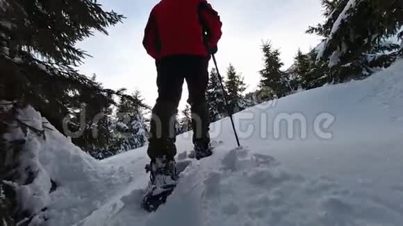 穿着雪鞋在雪地里徒步旅行慢动作视频的预览图