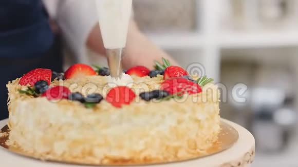 在新鲜浆果装饰的蛋糕上加入鲜奶油拍摄红鸦4k影院视频的预览图