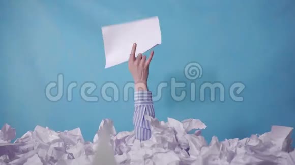 手从一大堆皱巴巴的纸里伸出来露出一只摇晃的山羊视频的预览图
