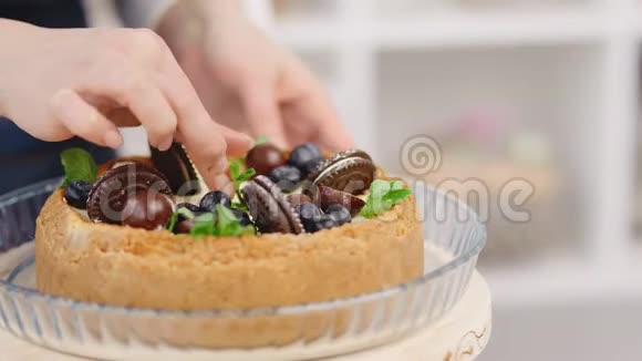 女士糖果手制作完成触摸烹饪新鲜甜点与葡萄4k龙红相机视频的预览图
