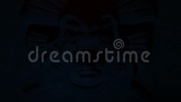 阿兹台克普里古石在火光中雕刻视频的预览图