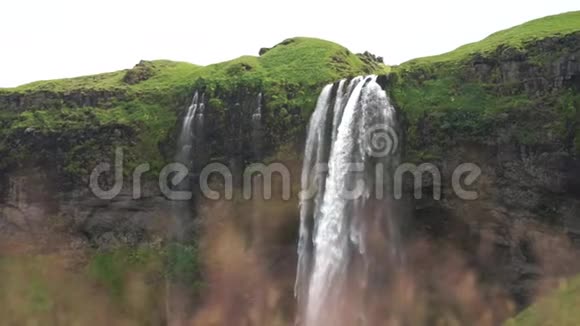 美丽的瀑布Seljalandsfoss在夏季缓慢运动通过模糊的草冰岛视频的预览图