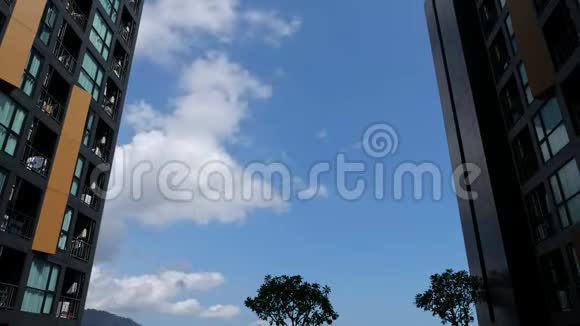 在现代建筑之间的蓝天上飘着云视频的预览图