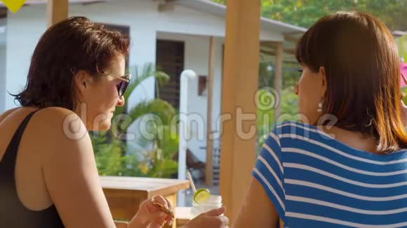 女孩仔细倾听两位成年女性在一个小屋里的对话视频的预览图