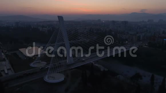 波德戈里察莫拉卡河上的千年桥鸟瞰图视频的预览图