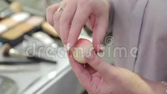 专业化妆师从一个奶油罐里拿起唇霜视频的预览图
