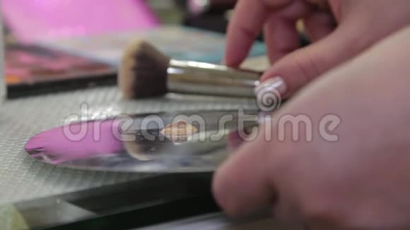专业化妆师带刷粉底视频的预览图