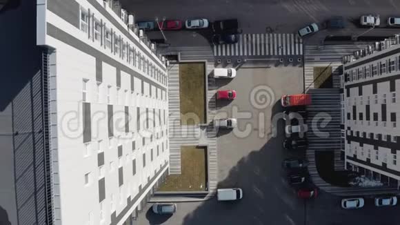 远离领土的顶部视图附近的白色多层建筑入口哈尔科夫乌克兰私人庭院视频的预览图
