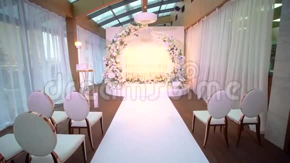 现代美丽明亮的婚礼背面两侧窗帘美丽的粉红色祭坛和黄色花环视频的预览图