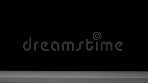 超级慢镜头脆皮薯片落在白色桌子上视频的预览图