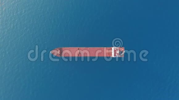 空中观景红色甲板货船在公海航行视频的预览图