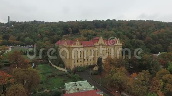布拉格城堡与森林的空中景观视频的预览图