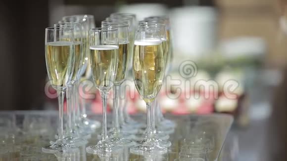 一个托盘上摆着几十个优雅的香槟杯为参加婚礼的客人准备视频的预览图