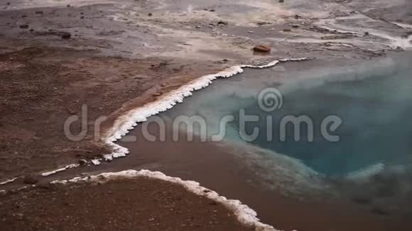 靠近冰岛著名的间歇泉的地热区的蓝色温泉池视频的预览图