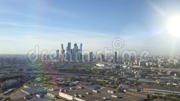 莫斯科城市摩天大楼透过太阳光莫斯科的商务中心俄罗斯首都的塔楼和房子视频的预览图