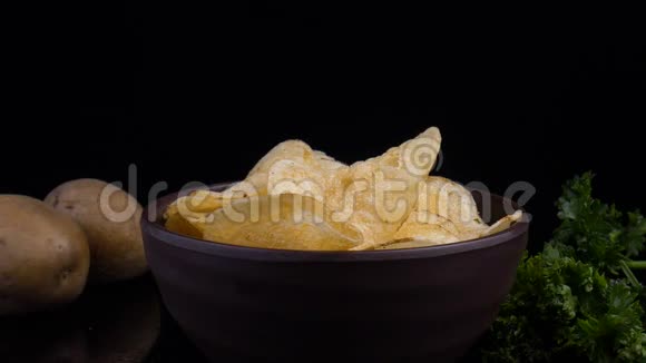 黑底薯片和生薯片视频的预览图