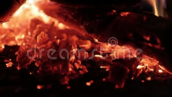 燃烧的红色煤的特写镜头炉子里有橙色的热煤视频的预览图
