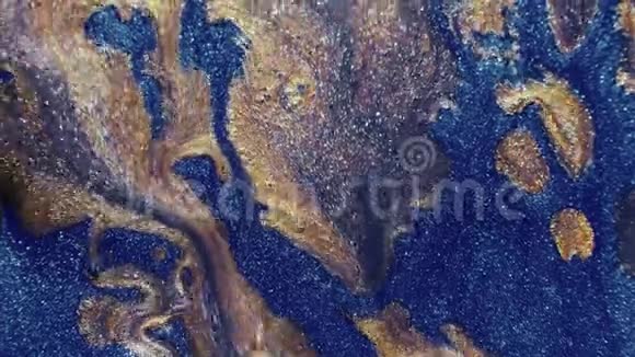 流动艺术闪光幻影蓝色金色油漆流动视频的预览图
