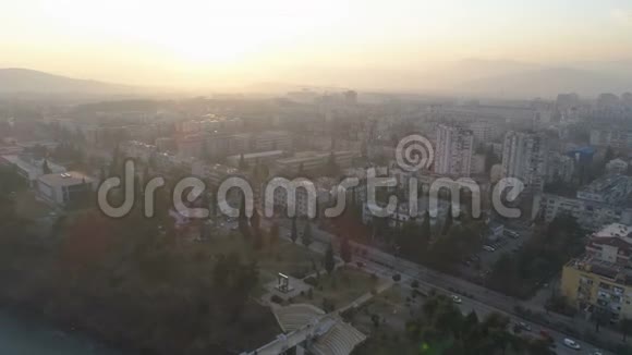 日落时波德戈里察市的鸟瞰图视频的预览图
