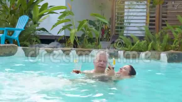 成年夫妇和他们的孙女一起享受游泳池视频的预览图