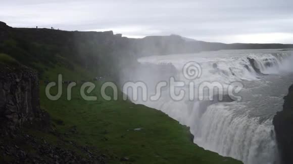 在多云的日子里成群结队的游客来到Gullfoss瀑布冰岛慢动作视频的预览图