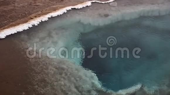 靠近冰岛著名的间歇泉的地热区的蓝色温泉池视频的预览图