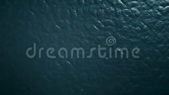 俯视深蓝色水面有小波纹视频的预览图