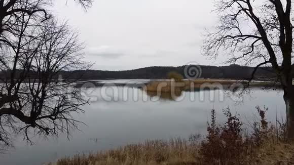 湖晚无人机镜头多云视频的预览图