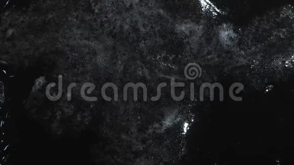 墨水覆盖闪光灰灰泡状液体视频的预览图