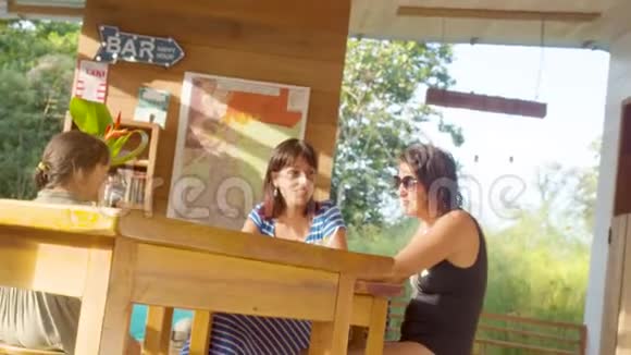 成年妇女在厄瓜多尔的一个酒吧里理发视频的预览图