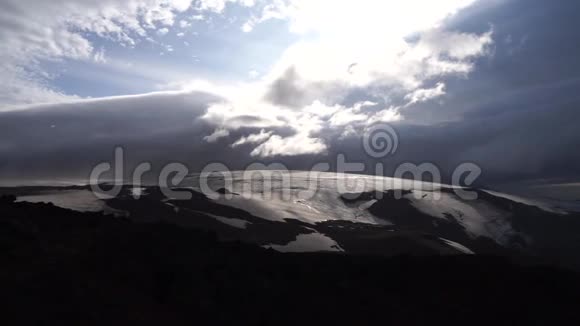 美丽的风景和冰川在Fimvorduhals小径日落冰岛视频的预览图
