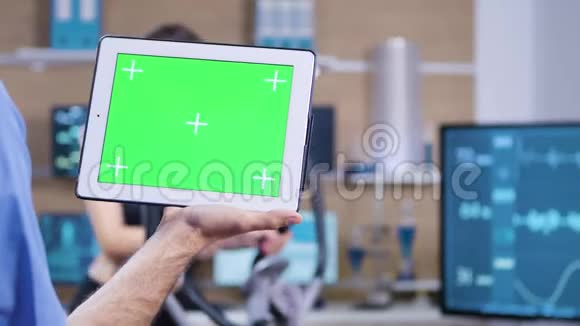 运动科学博士用绿色屏幕举牌多利射击视频的预览图