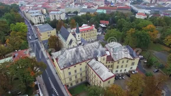 布拉格圣心堂的高层景观可欣赏到美丽的城市景色视频的预览图