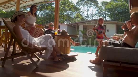 在厄瓜多尔亚马逊的一个小屋里游客在游泳池附近畅饮视频的预览图