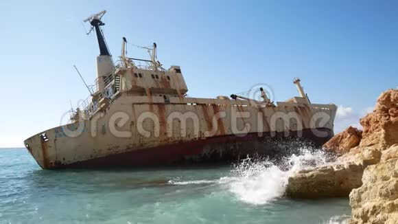 埃德罗三世沉船搁浅在地中海沿岸塞浦路斯视频的预览图