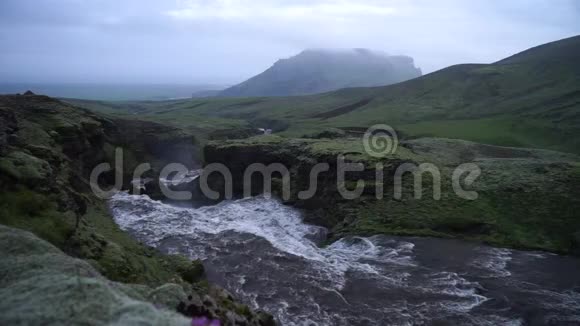 冰岛绿色峡谷中河流的缓慢运动视频的预览图