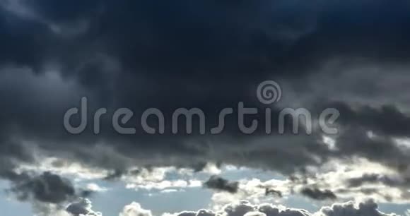 暗天背景的时间推移与黑色蓬松卷曲滚动风暴云阴天和大风天气视频的预览图