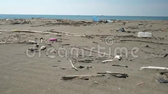 海滩被塑料和其他垃圾污染视频的预览图