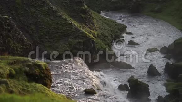 在Fimvorduhals日落时美丽的平滑的冰岛河缓慢地运动周围是青山视频的预览图