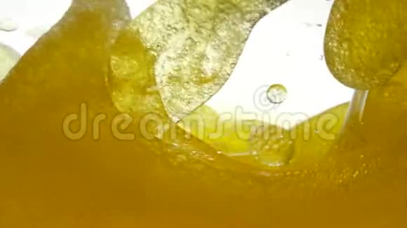 美丽的葵花油在碗中混合亚麻油和水近距离观看为了这个项目休息油蜂蜜啤酒视频的预览图