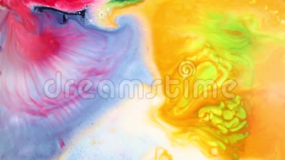 抽象的彩色绘画液体艺术运动彩色颜料在液体中的美丽传播实时拍摄多重视频的预览图